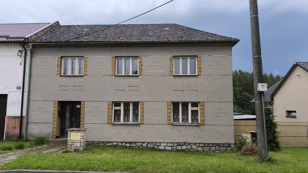 Nabídka prodeje dvougeneračního bydlení v obci Luká 283 m², pozemek 1254 m² - pohled na nemovitost zepředu