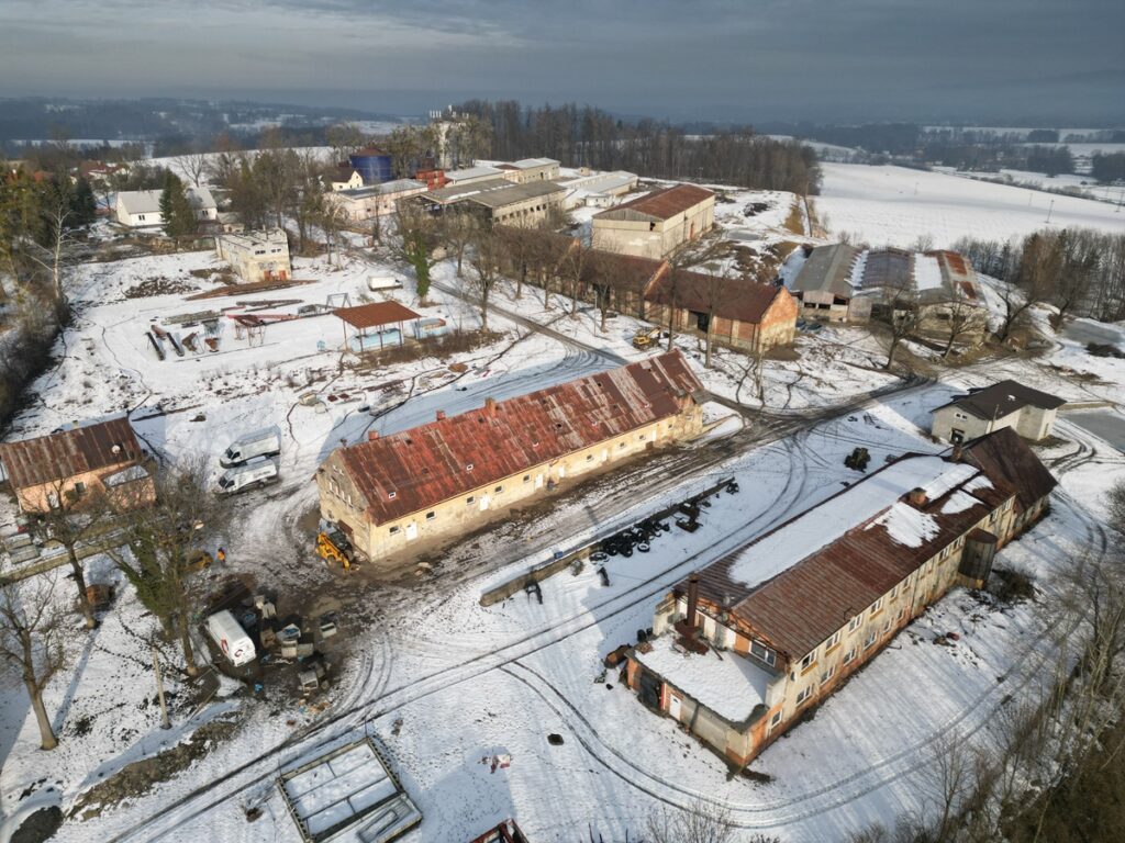 Prodej výrobní haly, prostoru 83826 m² Střítež C​e​n​a​ ​n​a​ ​v​y​ž​á​d​á​n​í​, pohled z dronu na pozemek