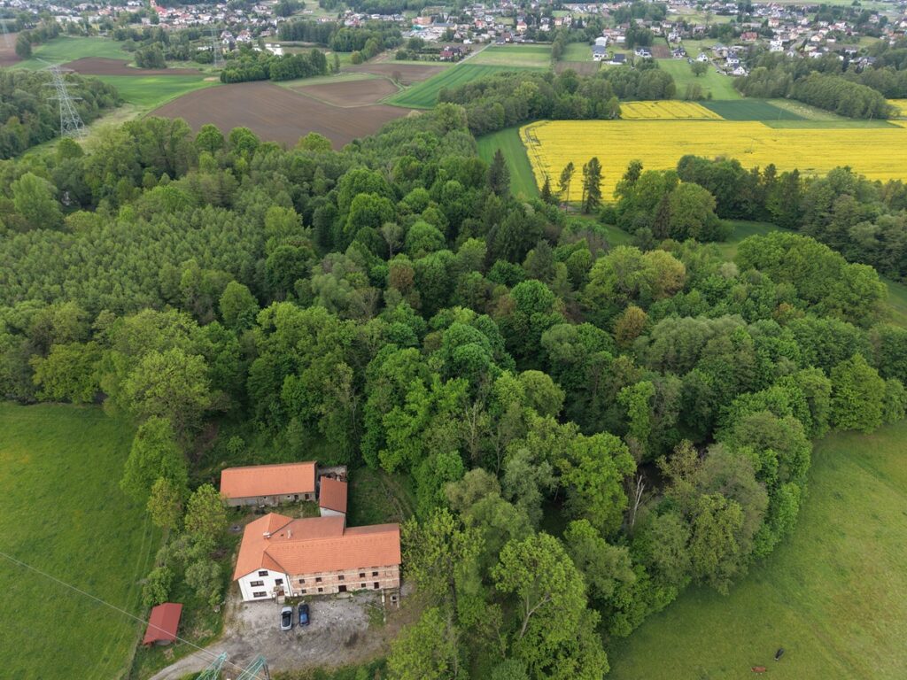 Prodej rodinného domu 993 m², pozemek 12976 m² Petrovice u Karviné - Závada, pohled na nemovitost a okolí z dronu