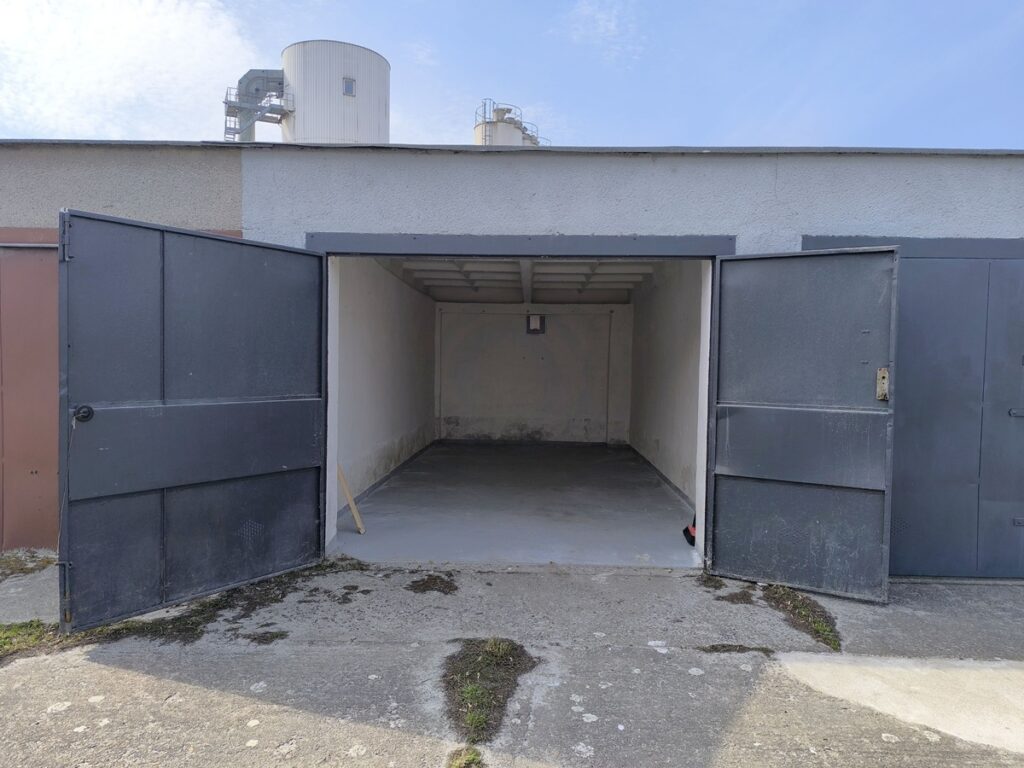 Pronájem garáže 18 m² Kojetínská, Přerov - Přerov I-Město, pohled na otevřenou garáž