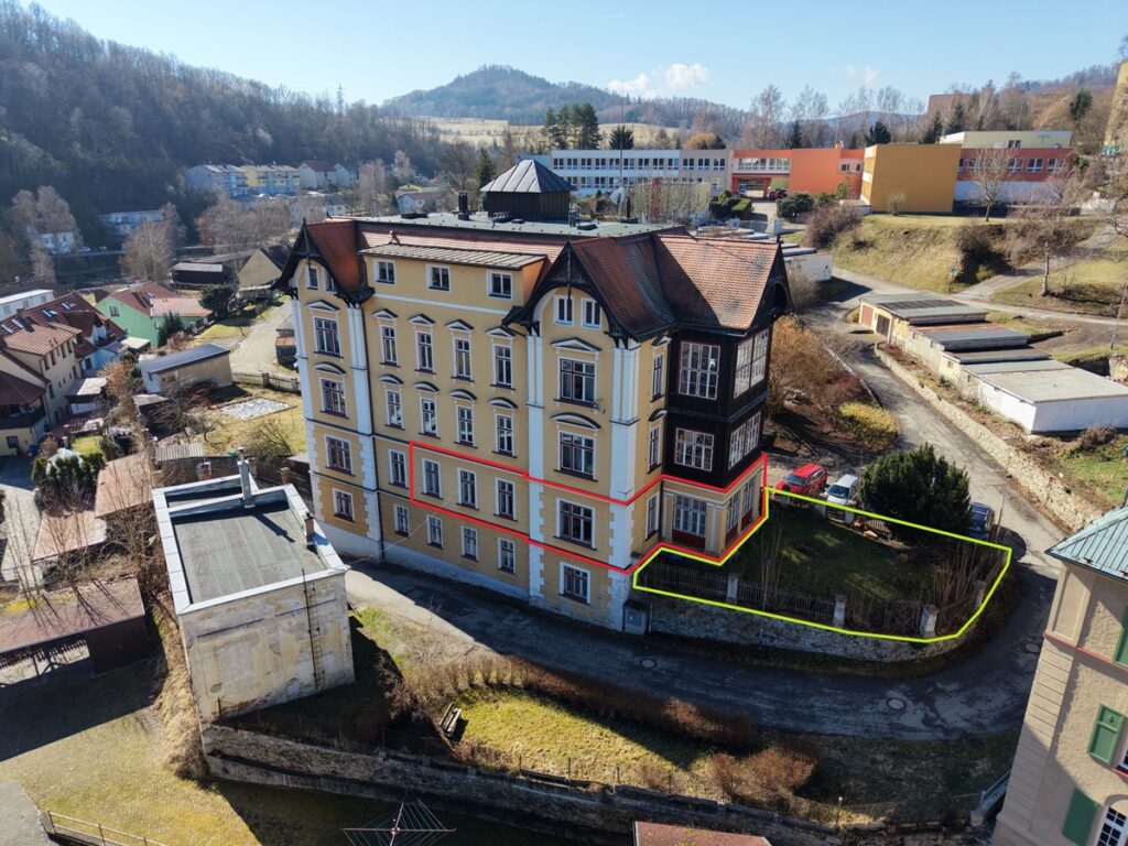 Prodej bytu 3+1 99 m² 5. května, Český Krumlov - Plešivec 6 450 000 Kč, pohled na nemovitost z dronu s vyznačením