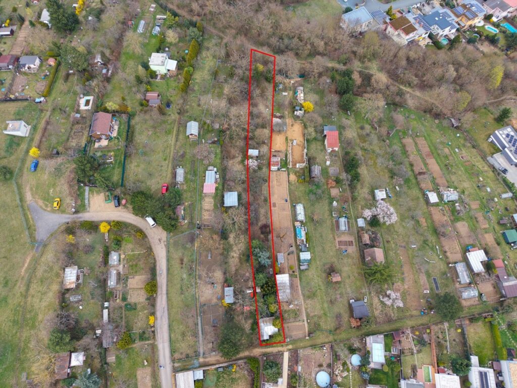 Prodej stavebního pozemku 939 m² Brno - Řečkovice 8 950 000 Kč (9 531 Kč/m²), pohled na vyznačený pozemek z dronu