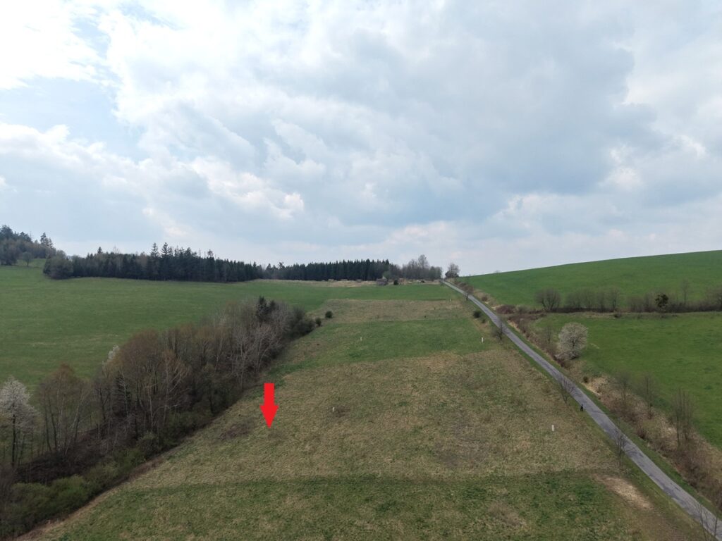 Prodej stavebního pozemku 1560 m² Růžďka 2 964 000 Kč (1 900 Kč/m²), fotka s šipkou ukazující na pozemek
