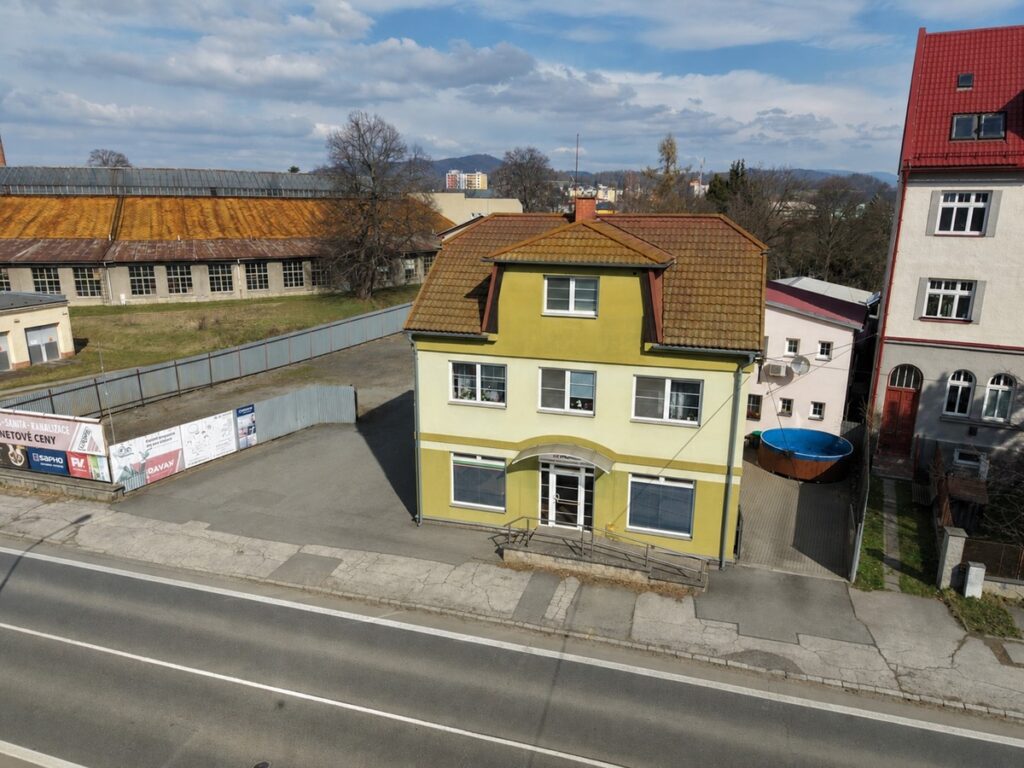 Prodej obchodního prostoru 1694 m² Uničovská, Šumperk 19 000 000 Kč (11 216 Kč/m²), pohled na nemovitost z dronu