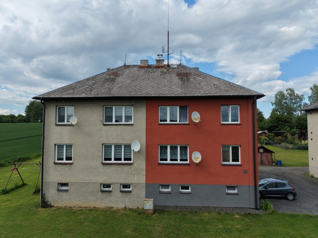 Prodej bytu 3+1 63 m² Polom, pohled na nemovitost zepředu z dronu