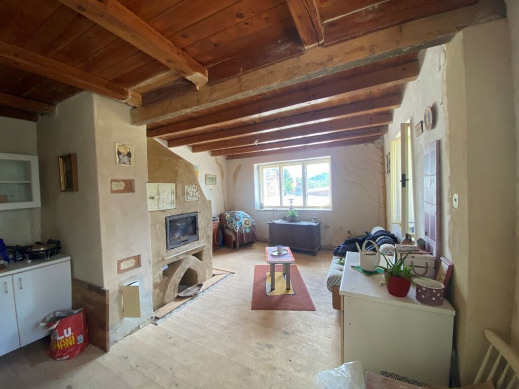 Prodej rodinného domu 98 m², pozemek 1011 m² Městečko Trnávka - Nová Roveň, pohled na pokoj s kuchyňskou linkou