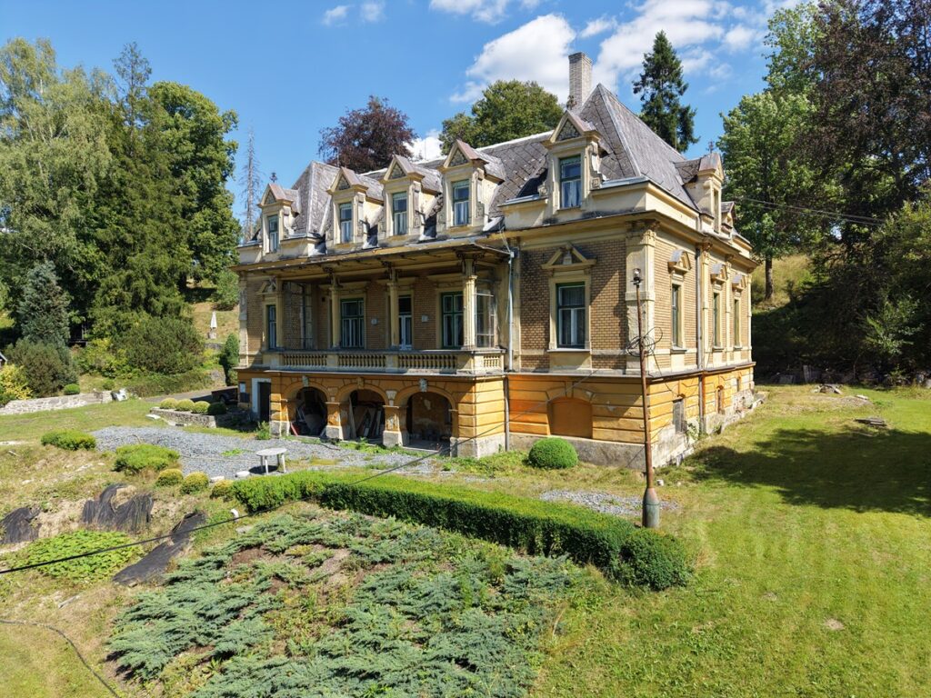 Prodej vily 640 m², pozemek 8842 m² Nádražní, Domašov nad Bystřicí, pohled na nemovitost