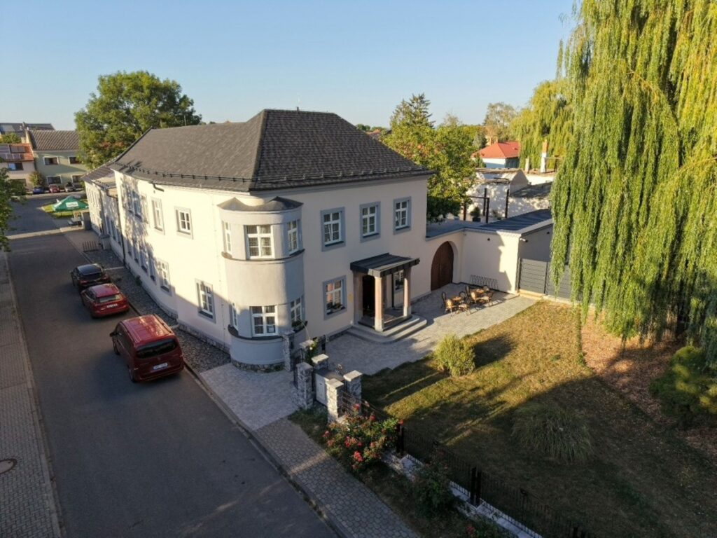 Prodej ubytovacího zařízení 717 m² Hněvotín, pohled z dronu na nemovitost