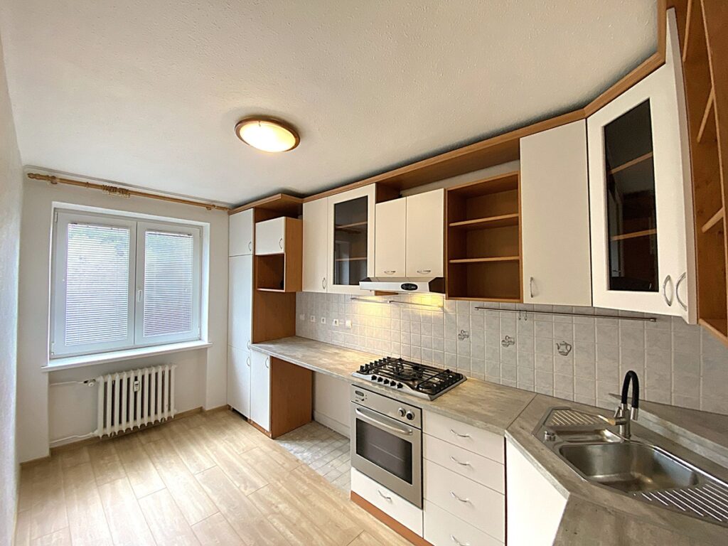 Prodej bytu 2+1 54 m² Balcarova, Ostrava - Moravská Ostrava, pohled od dveří na kuchyňskou linku s oknem